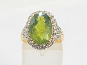 0023: Vintage: 18ct Gold Voluptuous Peridot Brilliant Cut Diamonds Cluster Ring