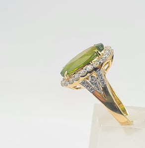 0023: Vintage: 18ct Gold Voluptuous Peridot Brilliant Cut Diamonds Cluster Ring