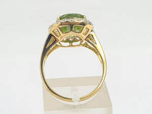 0023: Vintage: 18ct Gold Voluptuous Peridot Brilliant Cut Diamonds Cluster Ring