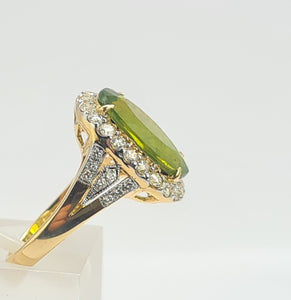 0023: Vintage: 18ct Gold Voluptuous Peridot Brilliant Cut Diamonds Cluster Ring