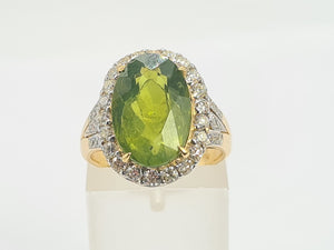 0023: Vintage: 18ct Gold Voluptuous Peridot Brilliant Cut Diamonds Cluster Ring