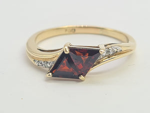 0453: Vintage: 18ct Gold Triangular Cut Red Garnets Diamonds Geometric Set Ring