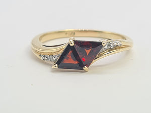 0453: Vintage: 18ct Gold Triangular Cut Red Garnets Diamonds Geometric Set Ring