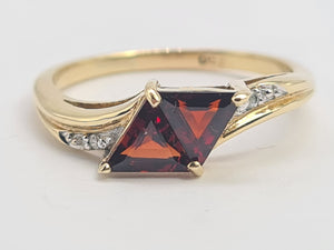 0453: Vintage: 18ct Gold Triangular Cut Red Garnets Diamonds Geometric Set Ring