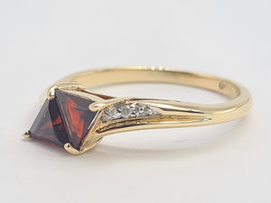 0453: Vintage: 18ct Gold Triangular Cut Red Garnets Diamonds Geometric Set Ring