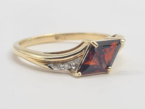 0453: Vintage: 18ct Gold Triangular Cut Red Garnets Diamonds Geometric Set Ring