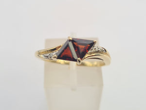 0453: Vintage: 18ct Gold Triangular Cut Red Garnets Diamonds Geometric Set Ring