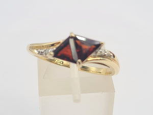 0453: Vintage: 18ct Gold Triangular Cut Red Garnets Diamonds Geometric Set Ring