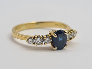 0541: Vintage: 18ct Gold Blue Sapphire Diamonds Dress Ring- Date Mark 1982