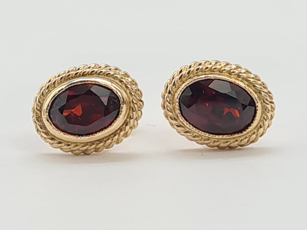 0556: Vintage: 9ct Gold Cabochon Garnet Stud Earrings-