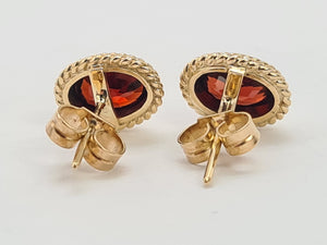 0556: Vintage: 9ct Gold Cabochon Garnet Stud Earrings-