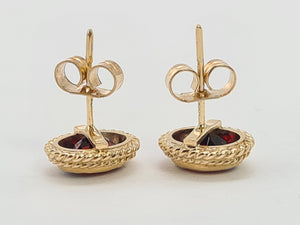 0556: Vintage: 9ct Gold Cabochon Garnet Stud Earrings-