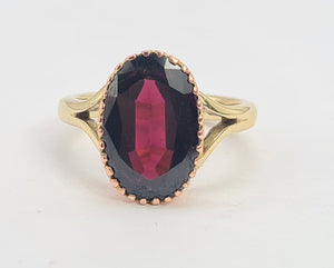 0107: Vintage: 9ct Yellow & Rose Gold Oval Almandine Garnet Ring- Date-Mark 1972