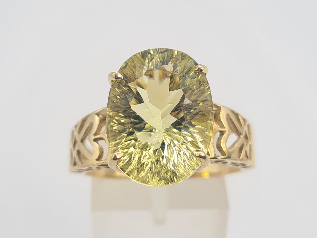 6243 Vintage: 9ct Gold Large Oval Faceted Cut Peridot Solitaire Ring