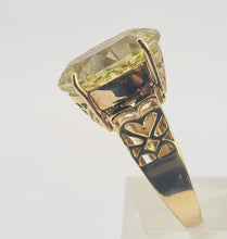 Load image into Gallery viewer, 0484: Vintage: 9ct Gold Large Oval Peridot Cocktail Ring
