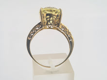 Load image into Gallery viewer, 0484: Vintage: 9ct Gold Large Oval Peridot Cocktail Ring
