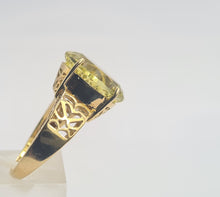 Load image into Gallery viewer, 0484: Vintage: 9ct Gold Large Oval Peridot Cocktail Ring
