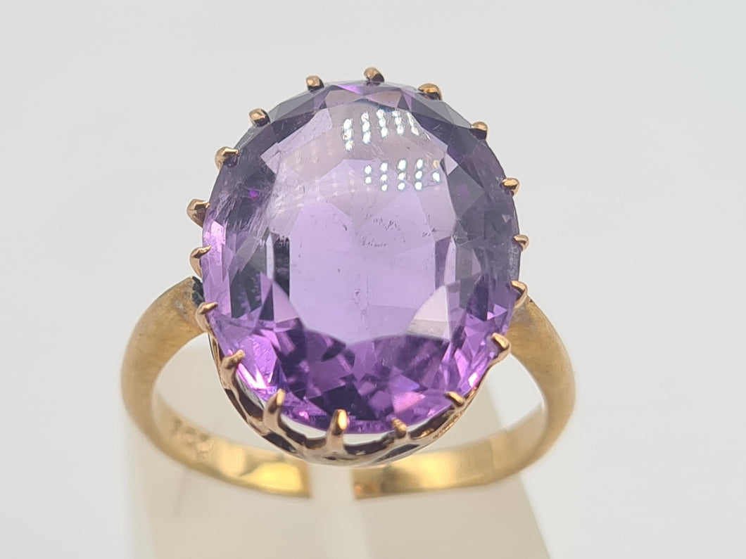 6241 Vintage: 9ct Gold Large Lilac Amethyst Cocktail Ring