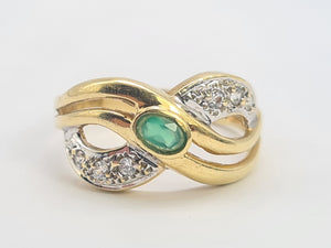 0401: Vintage: 14ct Gold Emerald Crossover Cocktail Ring - lovely symmetry