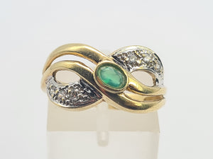 0401: Vintage: 14ct Gold Emerald Crossover Cocktail Ring - lovely symmetry