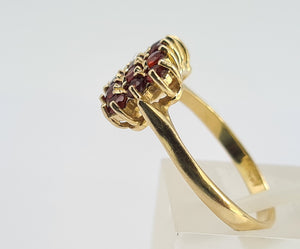 0423: Vintage: 14ct 15 Red Garnets Signet Ring- Lovely symmetry