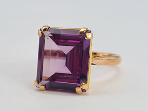 0458: Vintage: 18ct Gold Emerald Cut Purple Sapphire Ring- lovely cut and colour change