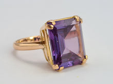 Load image into Gallery viewer, 0458: Vintage: 18ct Gold Emerald Cut Purple Sapphire Ring- lovely cut and colour change
