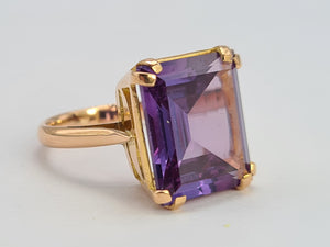 0458: Vintage: 18ct Gold Emerald Cut Purple Sapphire Ring- lovely cut and colour change