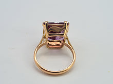 Load image into Gallery viewer, 0458: Vintage: 18ct Gold Emerald Cut Purple Sapphire Ring- lovely cut and colour change
