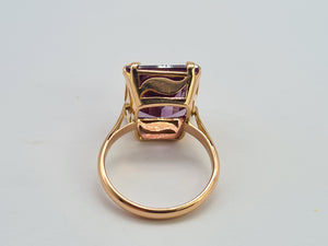 0458: Vintage: 18ct Gold Emerald Cut Purple Sapphire Ring- lovely cut and colour change