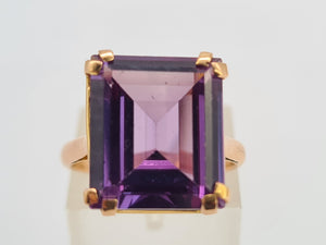 0458: Vintage: 18ct Gold Emerald Cut Purple Sapphire Ring- lovely cut and colour change