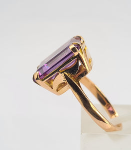 0458: Vintage: 18ct Gold Emerald Cut Purple Sapphire Ring- lovely cut and colour change