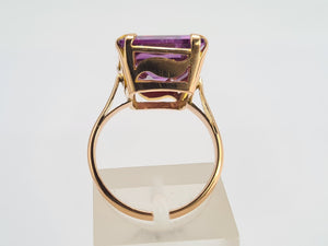 0458: Vintage: 18ct Gold Emerald Cut Purple Sapphire Ring- lovely cut and colour change