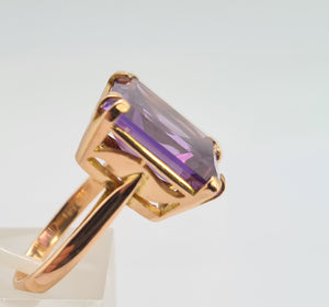 0458: Vintage: 18ct Gold Emerald Cut Purple Sapphire Ring- lovely cut and colour change