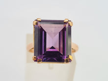 Load image into Gallery viewer, 0458: Vintage: 18ct Gold Emerald Cut Purple Sapphire Ring- lovely cut and colour change
