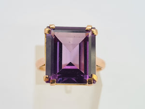 0458: Vintage: 18ct Gold Emerald Cut Purple Sapphire Ring- lovely cut and colour change