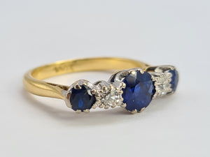 0480: Vintage: 18ct Gold Cornflower Blue Sapphires Trilogy Diamonds Ring- Exquisite