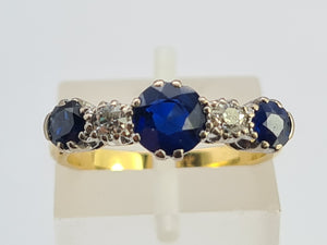 0480: Vintage: 18ct Gold Cornflower Blue Sapphires Trilogy Diamonds Ring- Exquisite