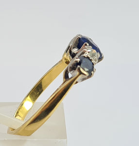 0480: Vintage: 18ct Gold Cornflower Blue Sapphires Trilogy Diamonds Ring- Exquisite