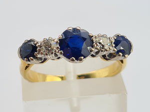 0480: Vintage: 18ct Gold Cornflower Blue Sapphires Trilogy Diamonds Ring- Exquisite