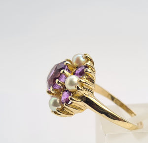 0462: Vintage: 9ct Gold Lilac Amethysts Pearls Flower Head Ring- beautifully matched