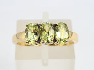 0521: Vintage 9ct Gold Lime Green Peridot Trilogy- gorgeous