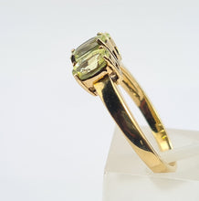 Load image into Gallery viewer, 0521: Vintage 9ct Gold Lime Green Peridot Trilogy- gorgeous
