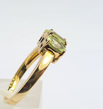 Load image into Gallery viewer, 0521: Vintage 9ct Gold Lime Green Peridot Trilogy- gorgeous
