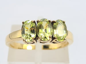 0521: Vintage 9ct Gold Lime Green Peridot Trilogy- gorgeous