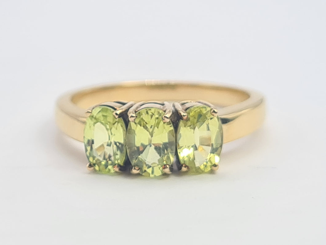 0521: Vintage 9ct Gold Lime Green Peridot Trilogy- gorgeous