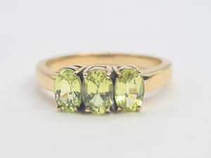 0521: Vintage 9ct Gold Lime Green Peridot Trilogy- gorgeous