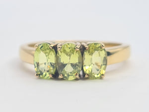 0521: Vintage 9ct Gold Lime Green Peridot Trilogy- gorgeous