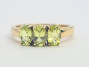 0521: Vintage 9ct Gold Lime Green Peridot Trilogy- gorgeous