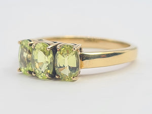 0521: Vintage 9ct Gold Lime Green Peridot Trilogy- gorgeous